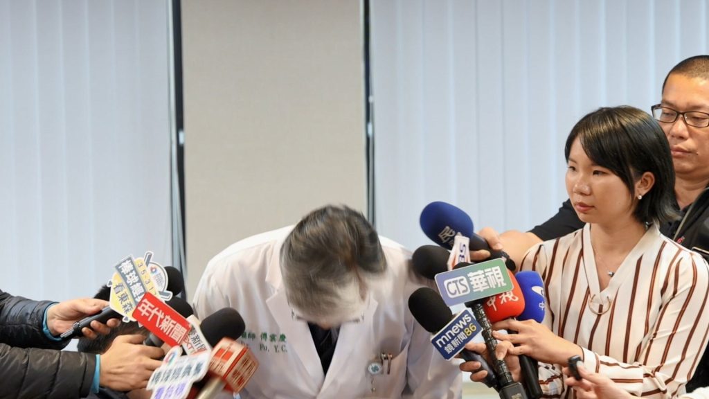 代刀案2醫百萬交保 中榮道歉