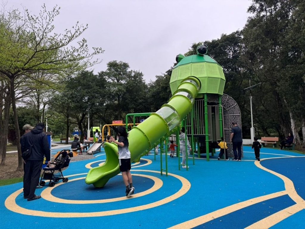 赤蛙溜滑梯陪你玩！基隆百福公園兒童遊戲場 融入濕地生態