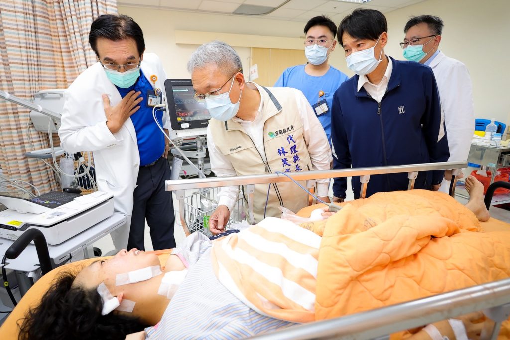 少女礁溪超商與母爭執 隨機持刀刺傷路人