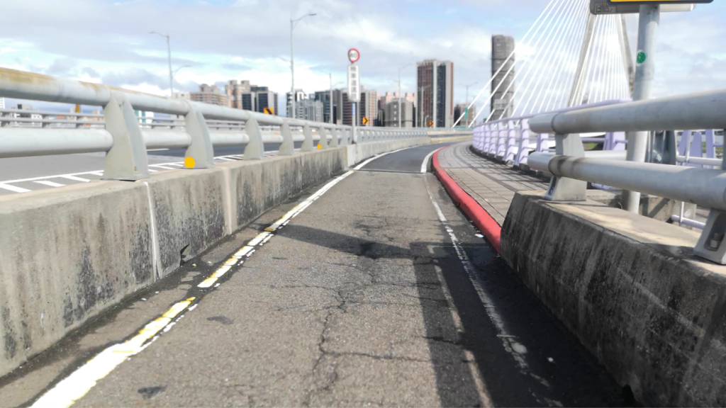 板橋往三重新北大橋機車道夜間道路銑鋪