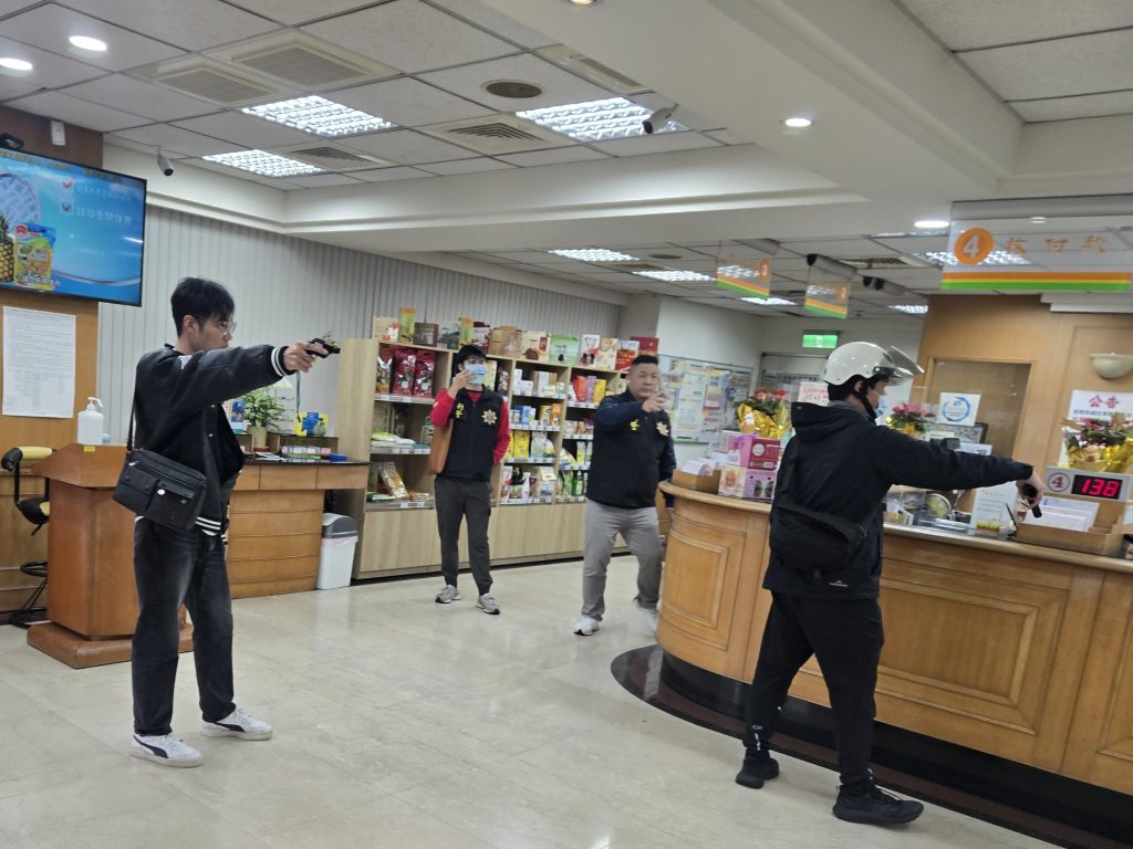 板橋警攜手農會 防搶演練逼真