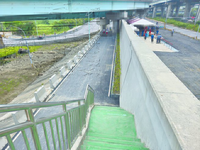 二重疏洪道 左岸加高工程完工