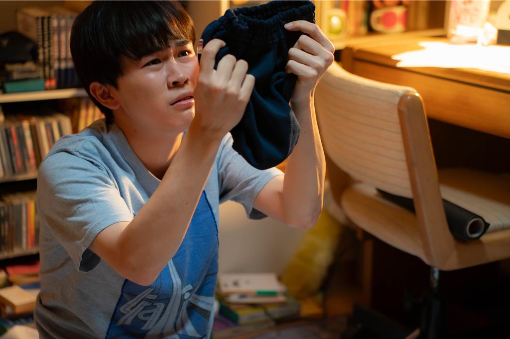 男星「偷聞暗戀女同學體育服」被抓包 遭惡魔偶像玩弄掌心