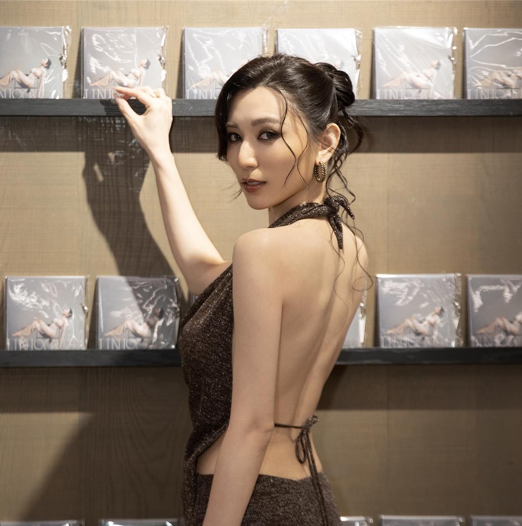 黃瑋昕挖空「大露背」秀性感身材 過年回大馬喊：放過我