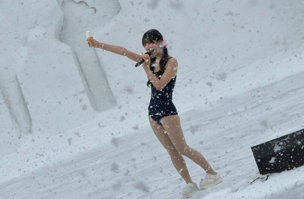 日本女偶像「零下暴雪」僅穿泳裝演出 經紀公司發聲：非公司強迫