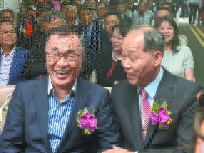 新北 藍綠市長選將巧遇 錯身微笑握手