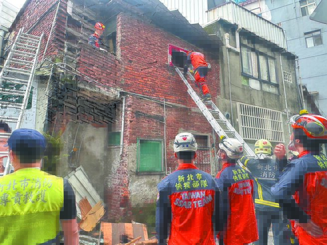 土城民宅倒塌 男受困家中幸生還