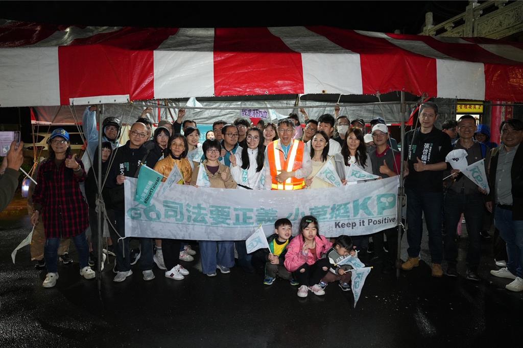 柯文哲「一日北高」晚到1小時 嘉義小草雨夜熱情相迎