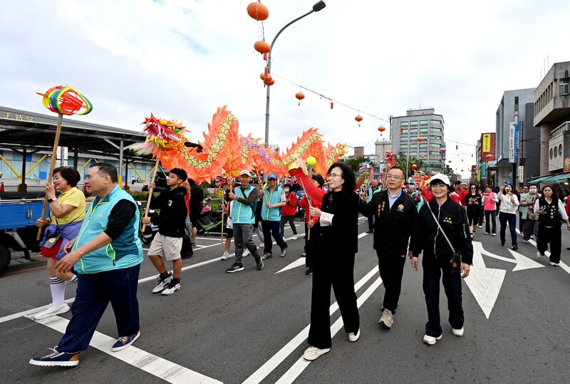 苗栗𪹚龍踩街嘉年華熱鬧登場（2） (圖)