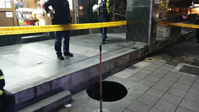北市大安區人孔蓋脫落 拉起封鎖線 (...