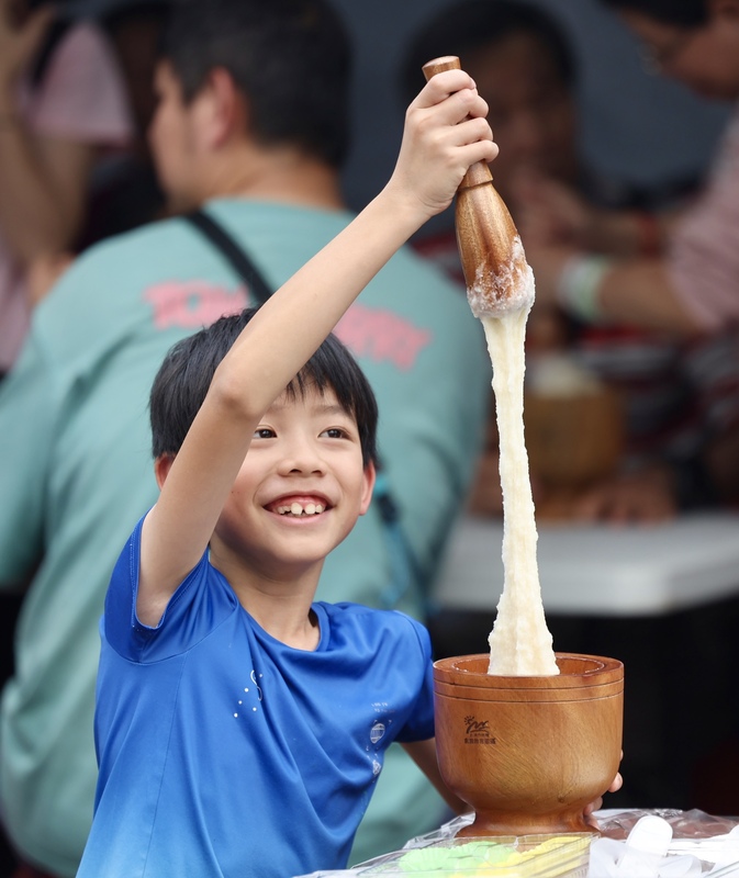 凱道農玩節登場　小朋友開心搗麻糬 (圖)