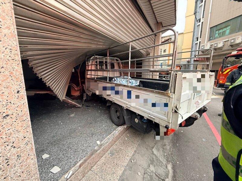 台中小貨車撞入民宅　警方：駕駛涉酒駕依法偵辦 (圖)