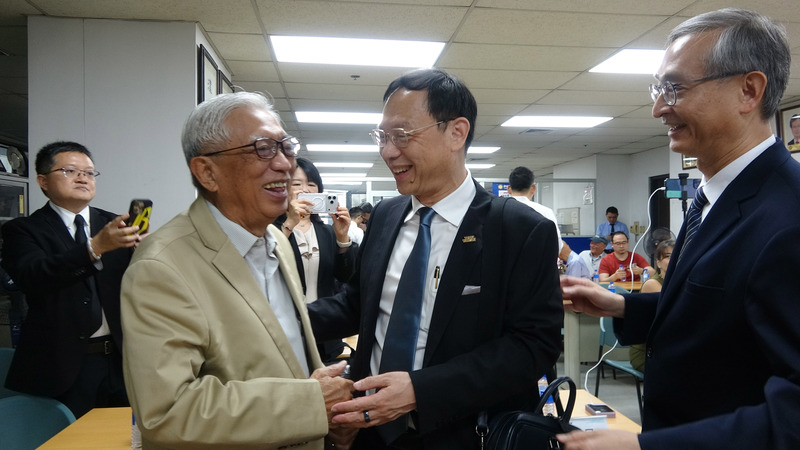 石崇良與菲前衛生部長互動 (圖)