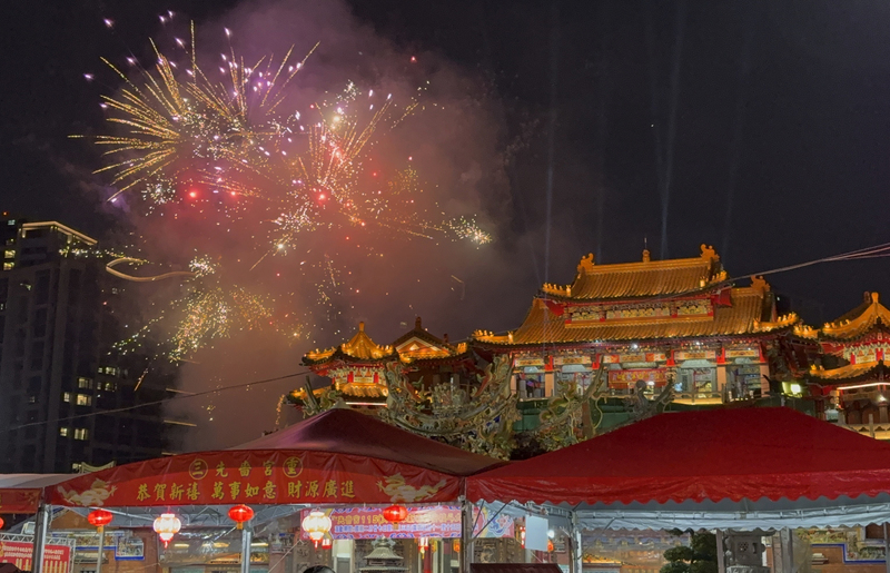 三重先嗇宮燈會點燈　絢麗煙火照亮夜空 (圖)
