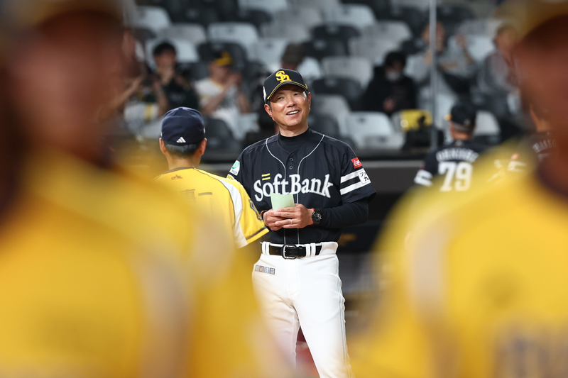 台日棒球交流賽 小久保裕紀與平野惠一互動 (圖)