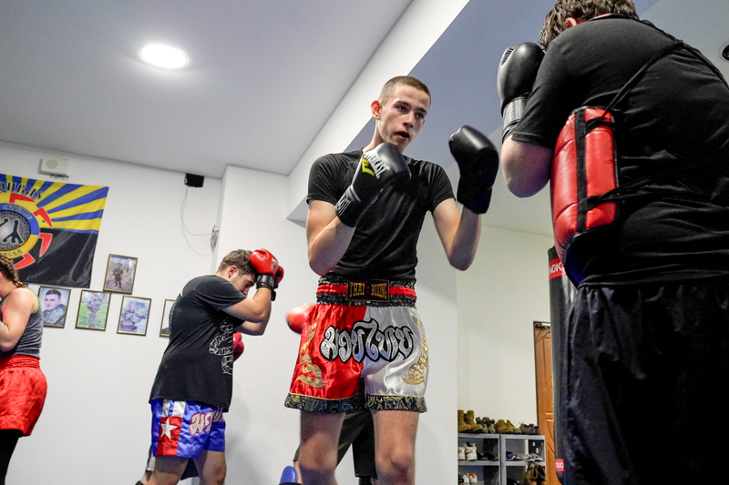 斯拉維揚斯克市內拳館內學生對打 (圖)