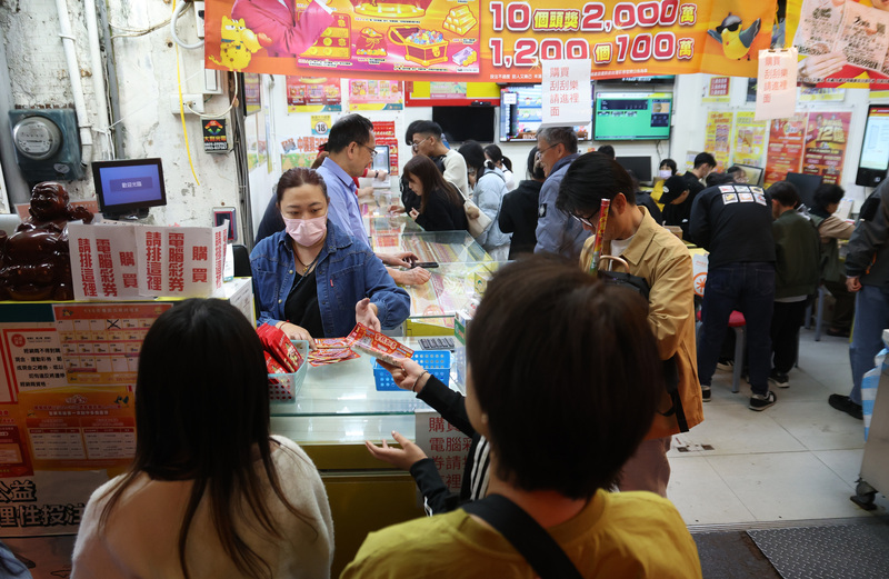 過年彩券行人氣旺 (圖)