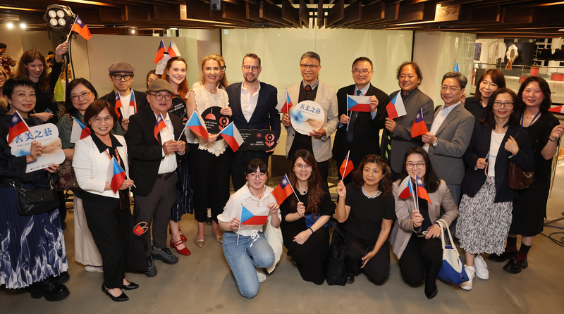 捷克工藝與設計展開幕　貴賓合影 (圖)