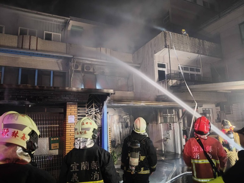 宜蘭透天厝惡火竄濃煙　2名男子受困喪命 (圖)