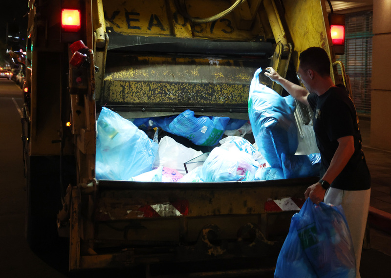 除夕夜倒垃圾（1） (圖)