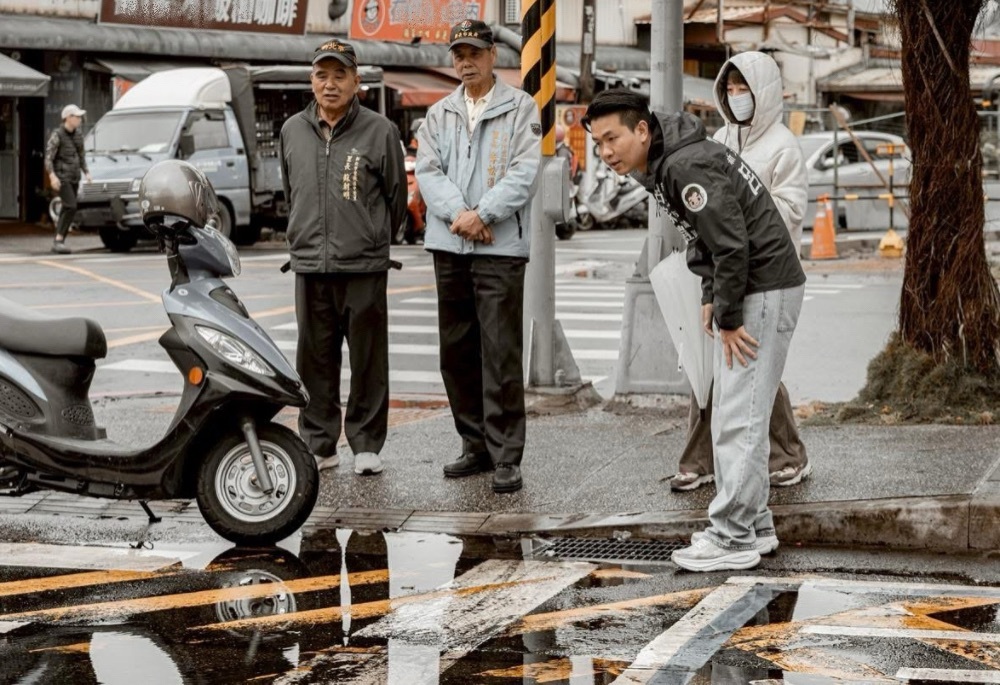 鶯歌火車站候車積水引民怨 呂家愷會勘要求改善排水