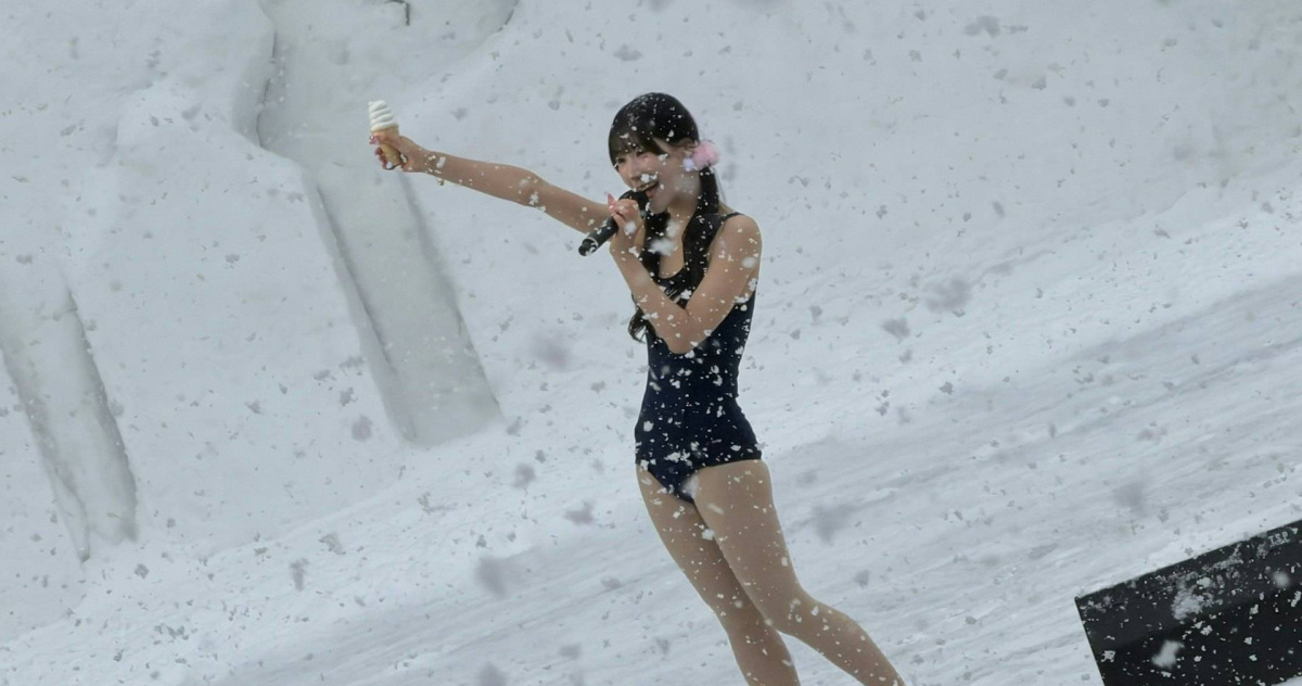 日女偶像「雪地穿泳裝演出」惹議　經紀公司喊冤：她自己決定的