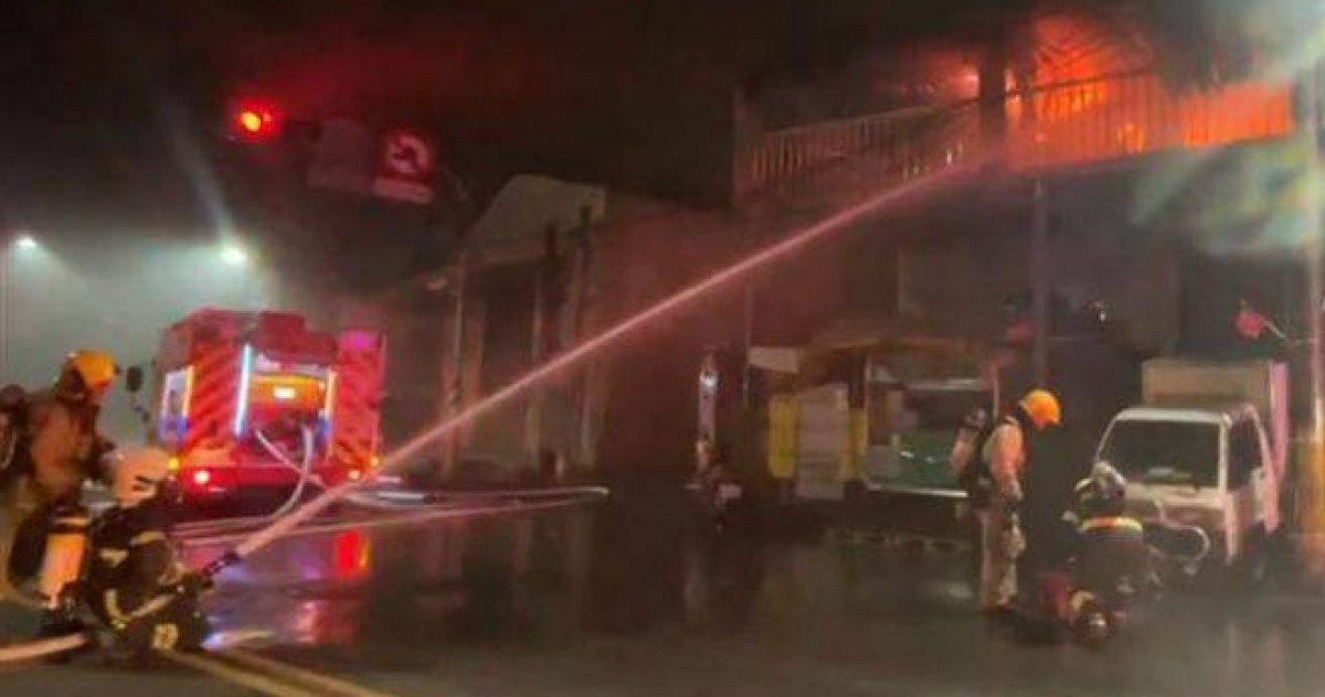 初二凌晨大火！高雄製茶廠全面燃燒　7旬夫妻跳樓逃生