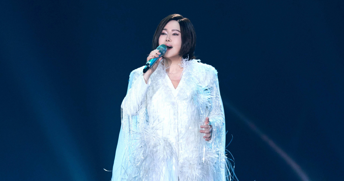 江蕙幽默逗遲到粉「等你們坐好」　選唱〈月亮代表我的心〉致敬媽媽