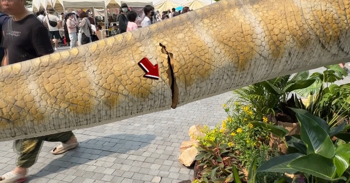 恐龍酷樂園首日 恐龍尾巴被扯到有裂痕