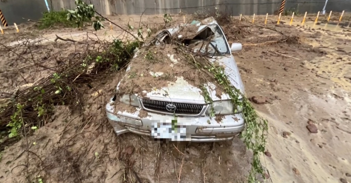 苗栗落石砸車 駕駛頸椎骨裂 頭份翁果園積水困