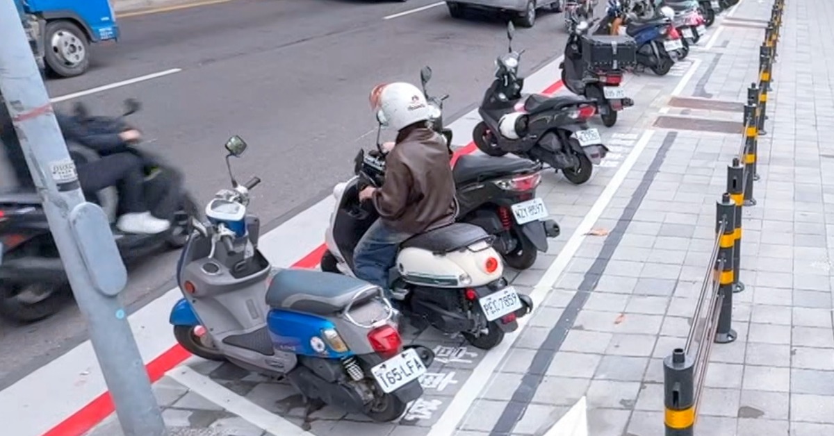 獨家／路邊車格「附車道」 人行道圍出...