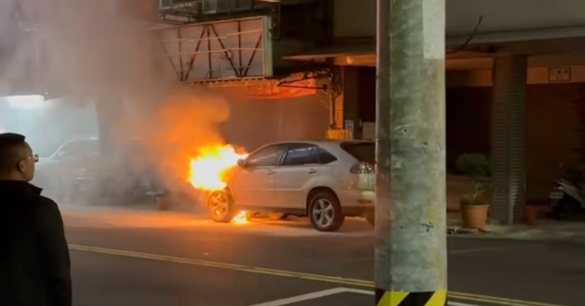 鳳山火燒車！外出用餐找車位突冒火 一家四口無恙