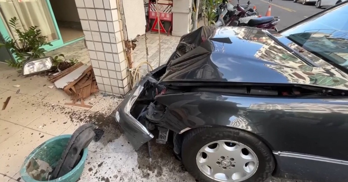 8旬翁開車載妻 突暴衝自撞騎樓梁柱2人傷