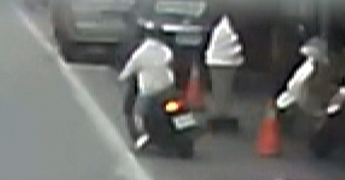 父停車未熄火！11歲女兒跨坐誤觸油門衝撞攤位