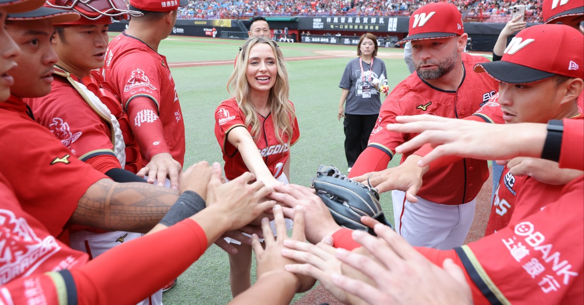 中職／費嫂幫味全龍開球！她跨海告白費仔：老公我愛你