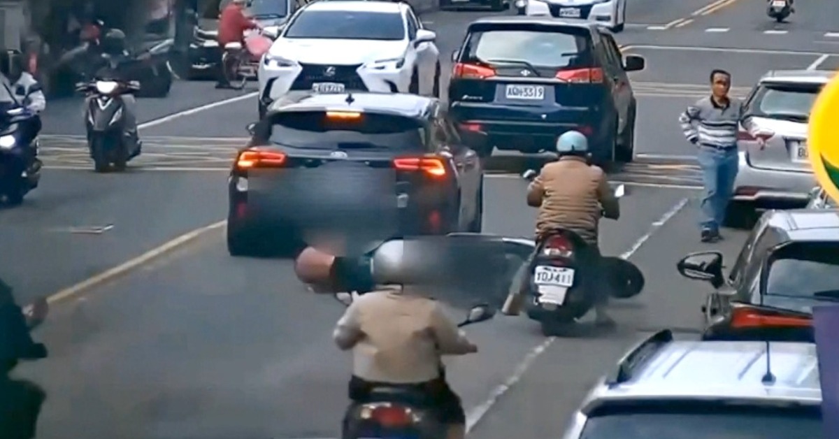 趕時間？ 男超車撞雙載機車 2人倒地翻滾