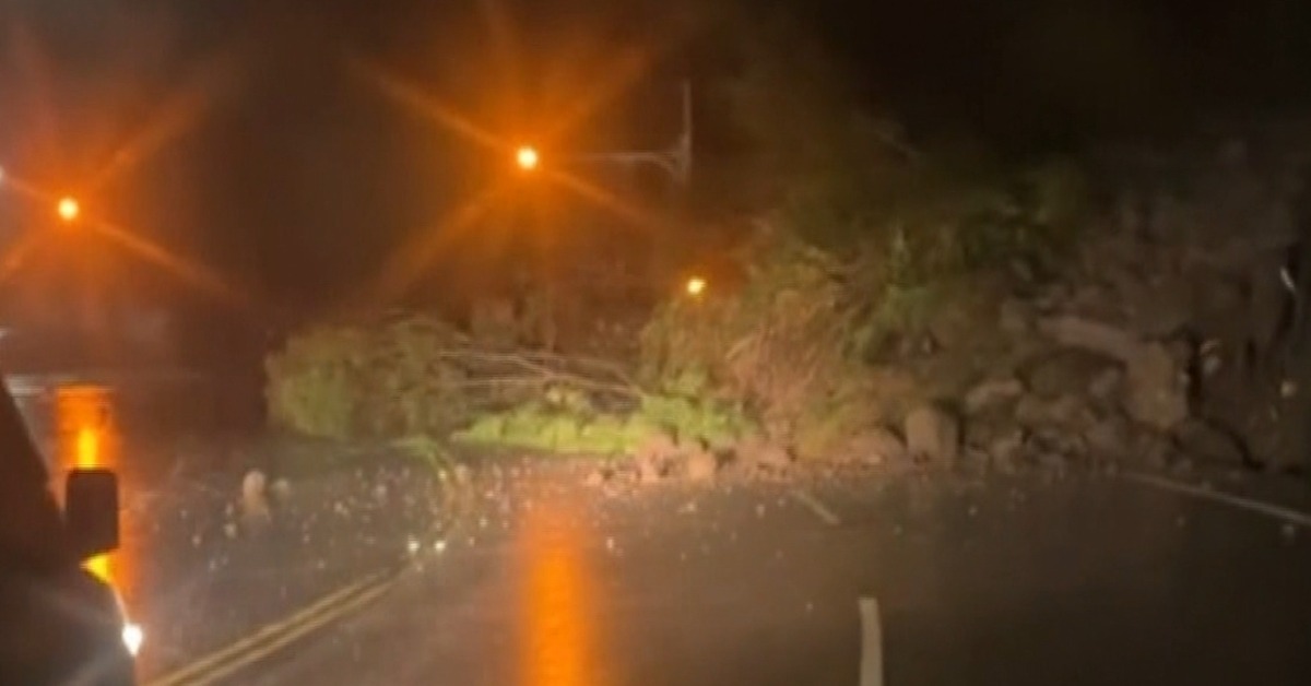 大湖坍方險砸車！南庄露營受困 消防送奶粉