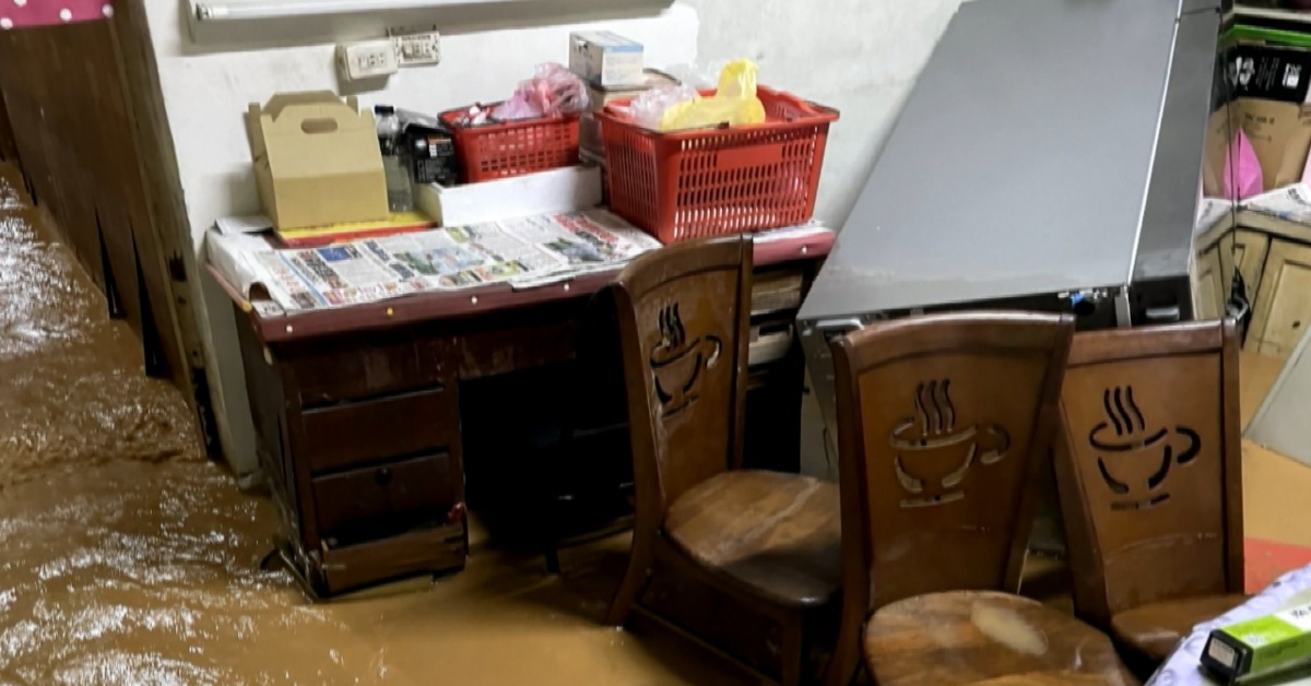 苗栗通霄雷雨狂炸一整夜 「泥流瀑布」毀民宅