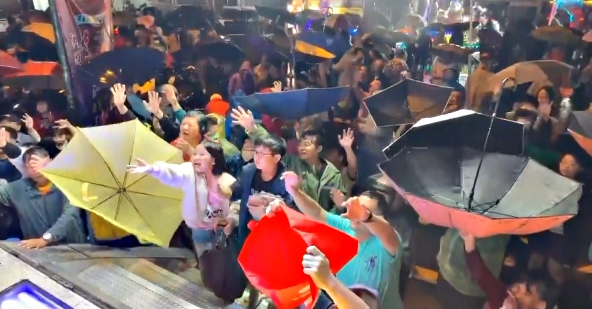 大林聖賢宮百年夜巡 拋整片烏魚子千人瘋搶