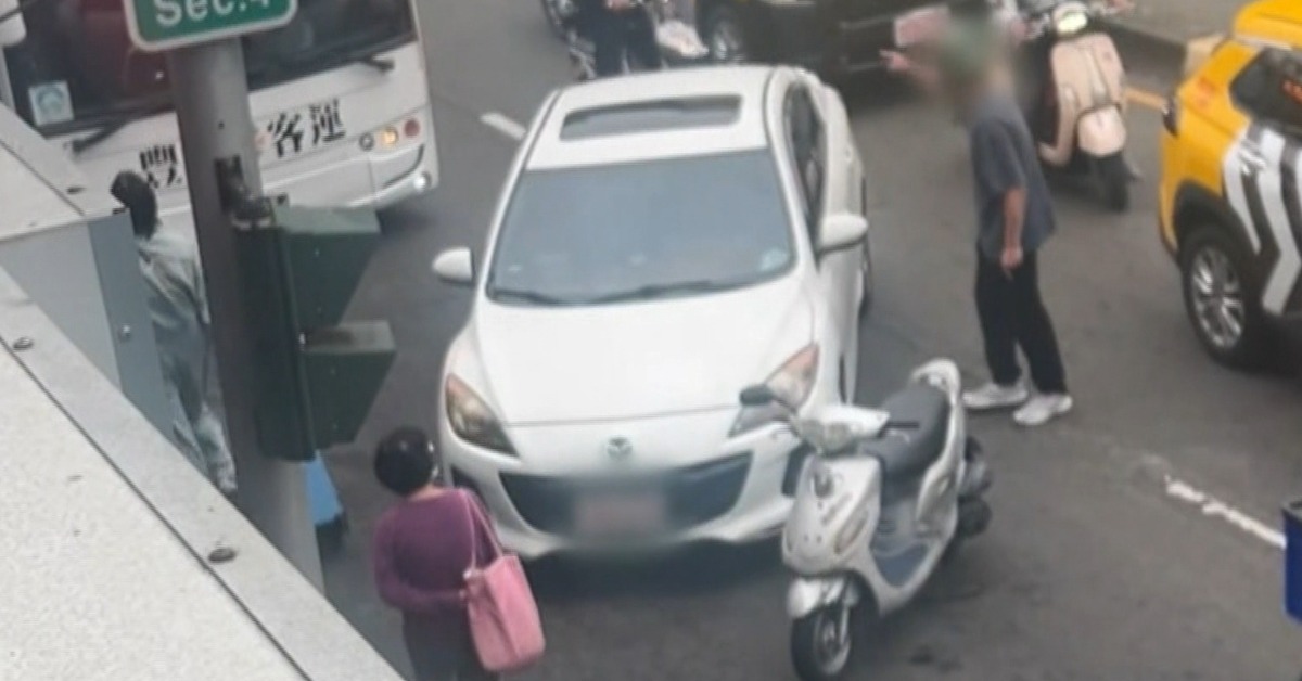 獨家／機車、計程車橫卡路中 嗆聲狂吵...