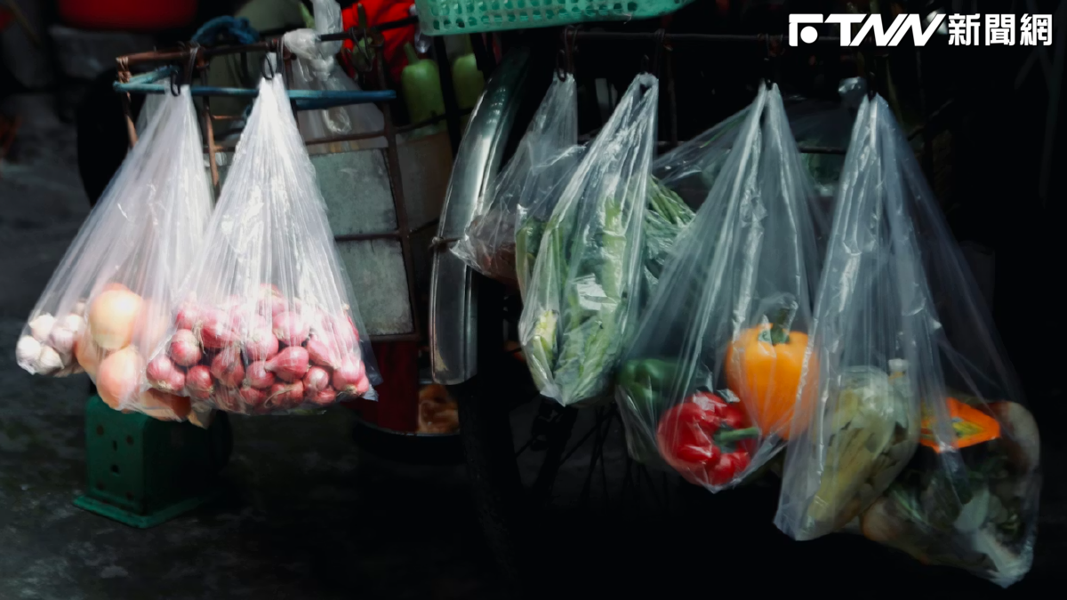 塑膠袋缺貨政府喊「供應無虞」卻忙動員國企穩價　國民黨：壓力後拖終端價格仍將反映