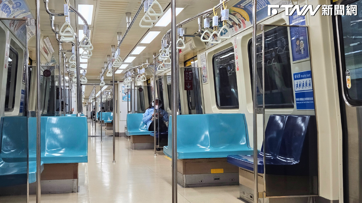 搭捷運「胸前、腿旁插2把刀」！北捷中山站驚魂警狂奔逮人　離譜男：朋友家切水果用