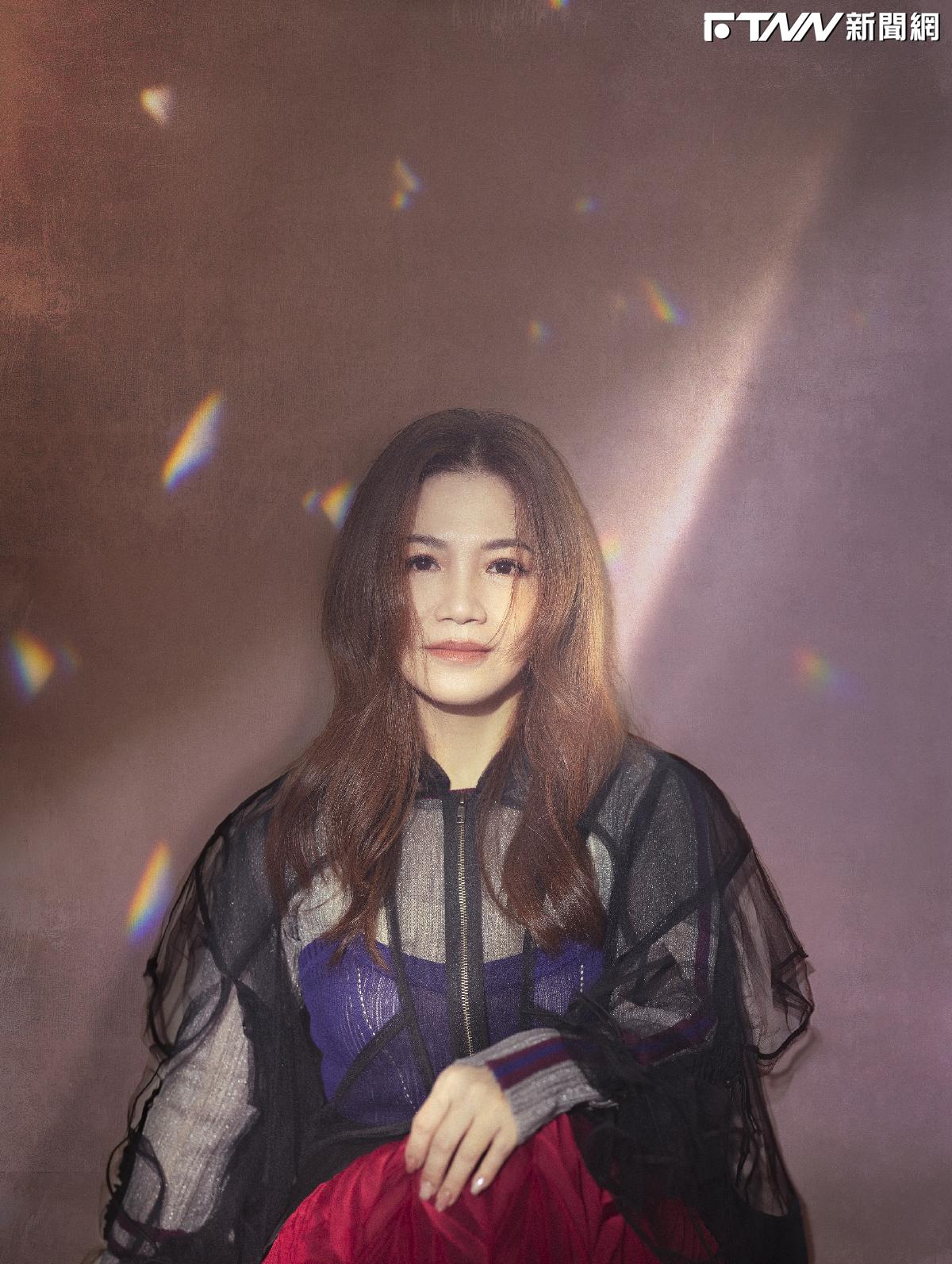 黃妃為搶第4座金曲獎拚了！冬天赤腳下...