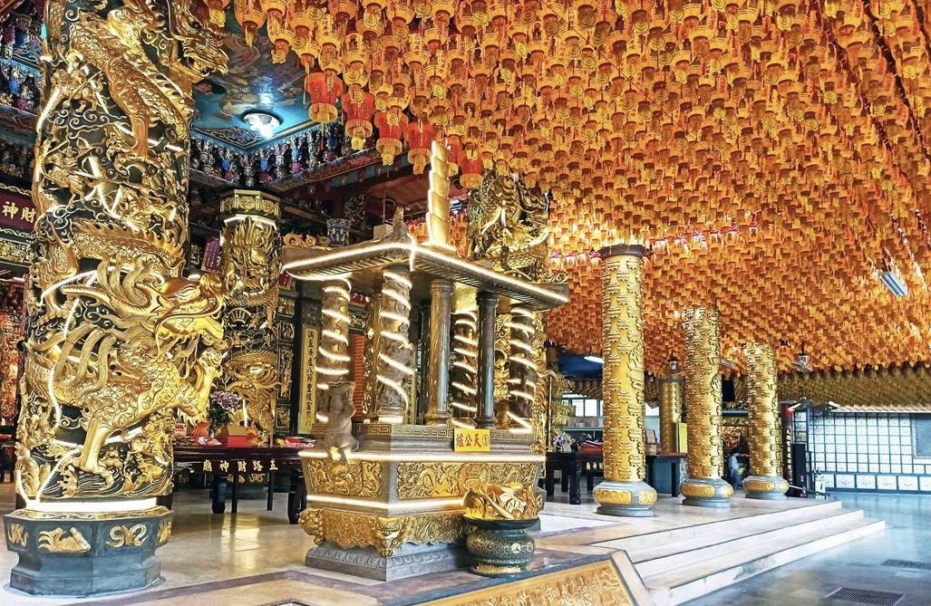 石碇五路財神廟初五人潮滿滿　求發財金、虎爺換錢搏好運