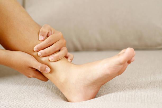 婦人左腳麻痛「一檢查竟是大腸癌」　醫嘆：已多處轉移...4警訊別忽視