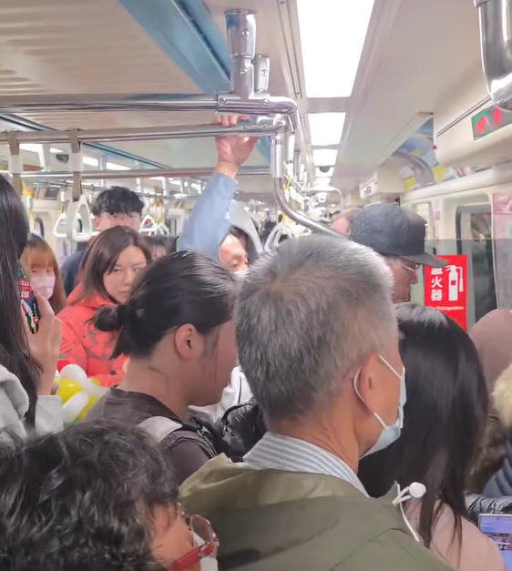 影/驚恐瞬間！北捷長者站不穩「揮傘勾扶手」嚇壞乘客以為攻擊