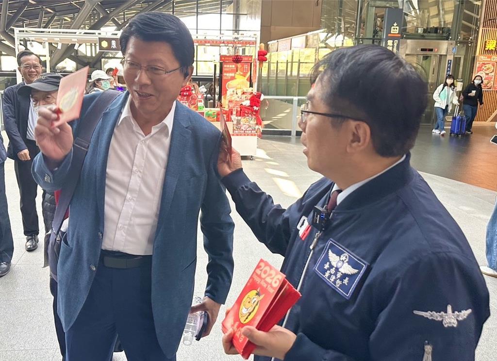 黃偉哲高鐵站發紅包　巧遇謝龍介笑喊：叫我市長才有紅包