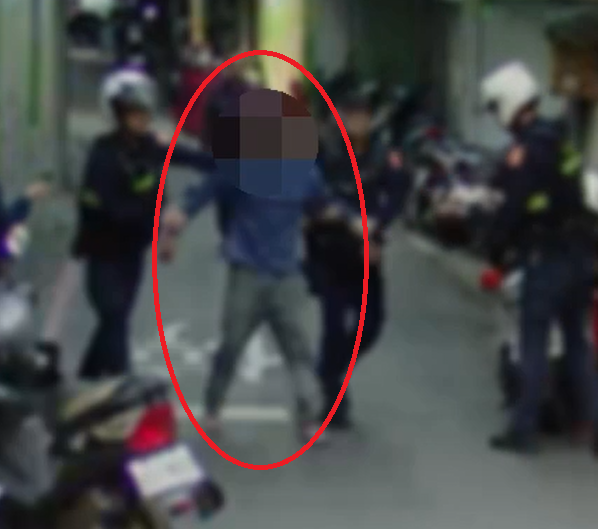 影/新北53歲醉漢「持刀逛大街」嚇壞路人　警逮人強制送醫