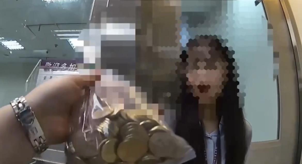 影/外籍男拿677枚50元假幣銀行換錢　行員通報警到場逮人