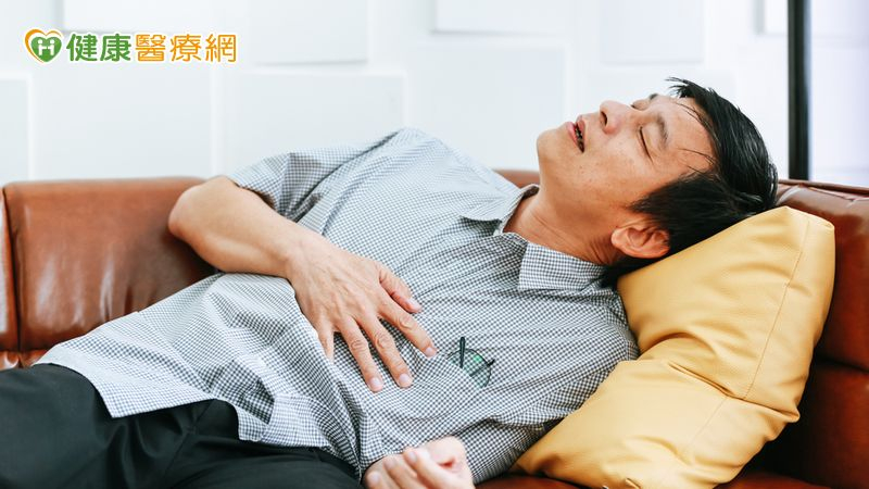 發燒、腹痛當感冒差點送命！醫揭「膽管炎警訊」　黃疸出現已危險
